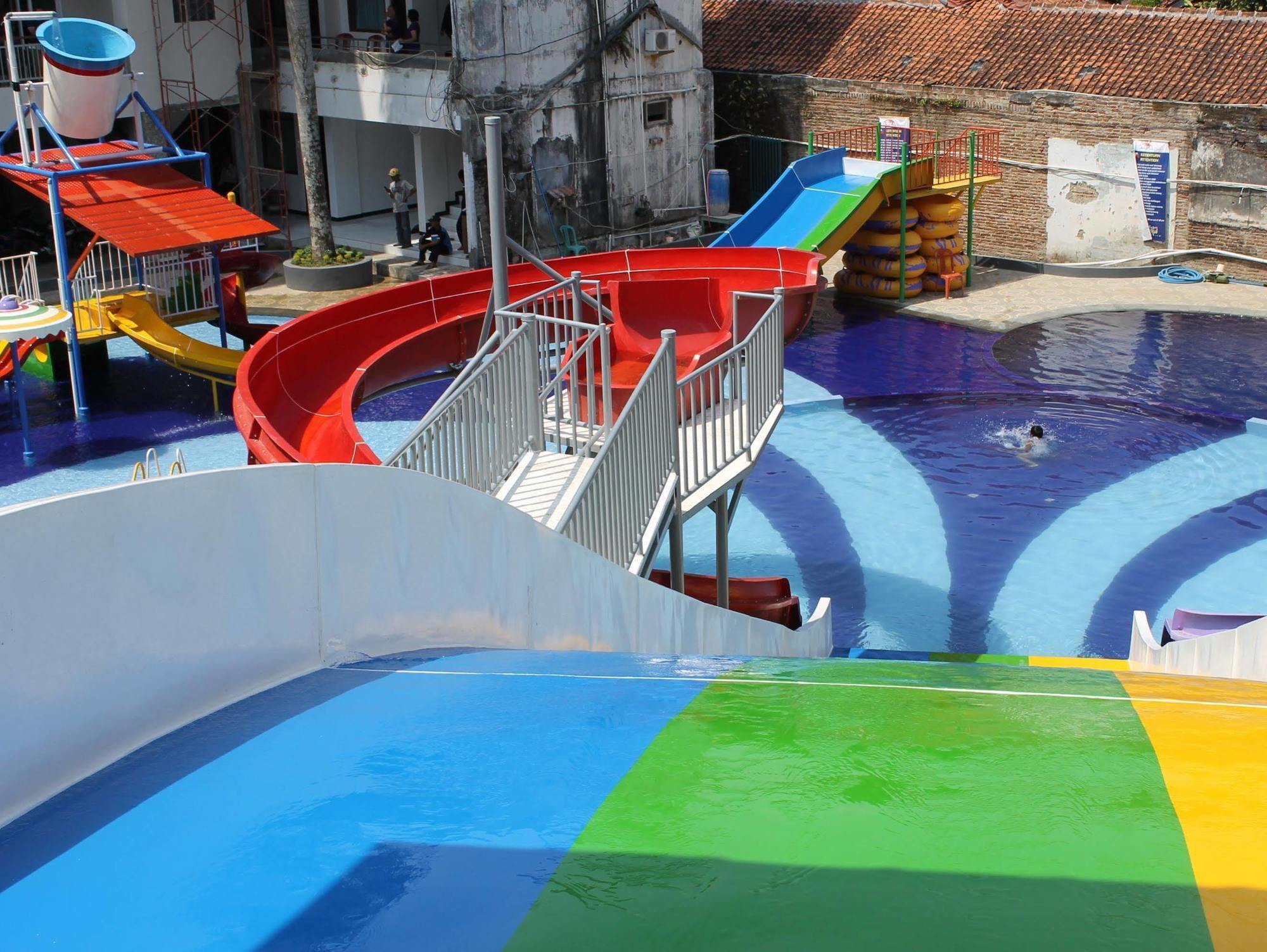Aquarium Hotel Pangandaran Exterior photo